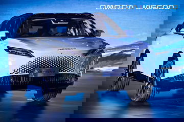 Vista delantera y lateral del OMODA 7, destacando su diseño futurista y parrilla distintiva.