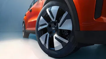 Vista parcial de la llanta y carrocería lateral del Opel Frontera 2024