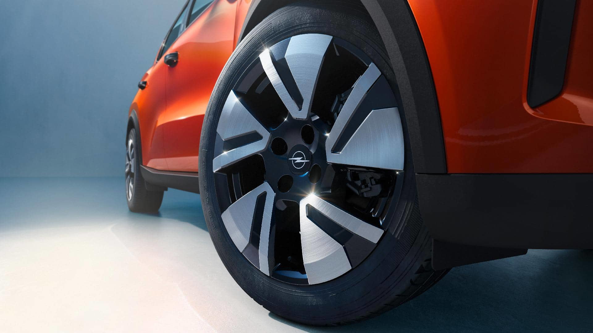 Vista parcial de la llanta y carrocería lateral del Opel Frontera 2024