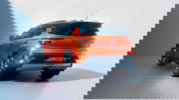 Vista trasera del renovado Opel Frontera 2024 mostrando líneas modernas y robustas.