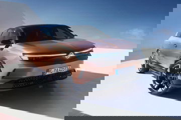 Vista frontal y lateral del renovado Opel Grandland 2024, mostrando su diseño vanguardista.