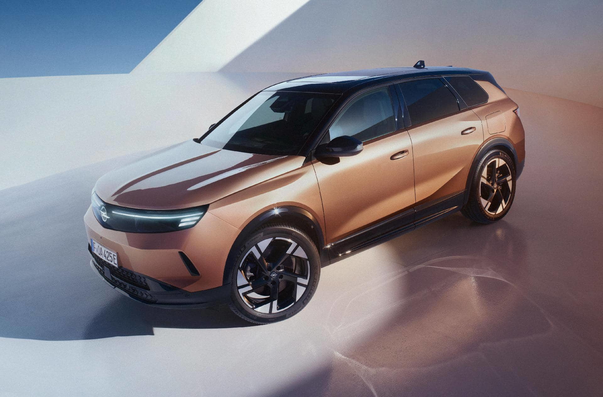 Vista lateral del Opel Grandland 2024 resaltando su diseño moderno y líneas dinámicas.