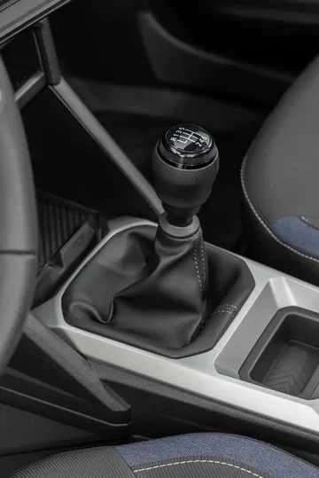 Vista cercana de la palanca de cambios manual del Dacia Duster.