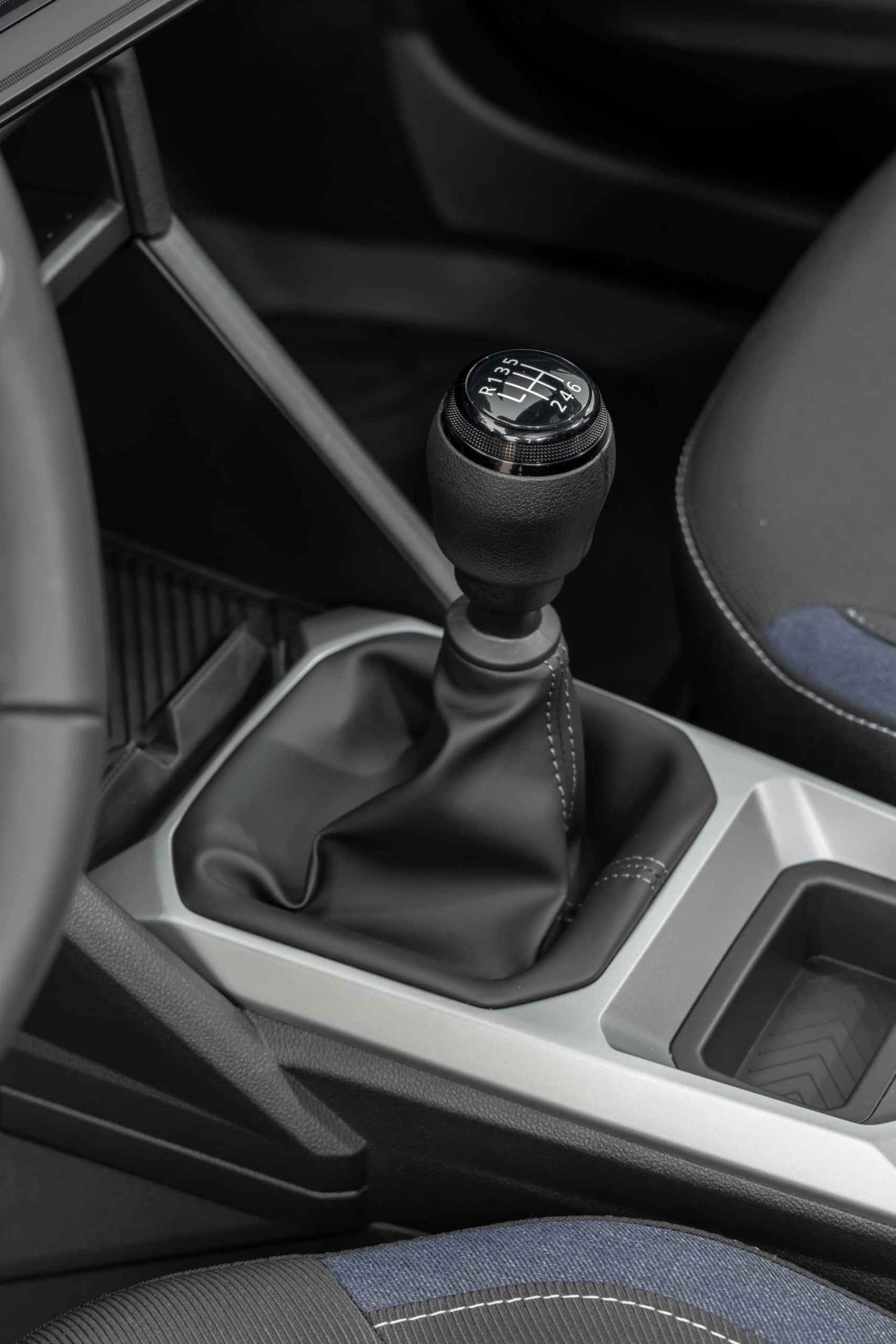 Vista cercana de la palanca de cambios manual del Dacia Duster.