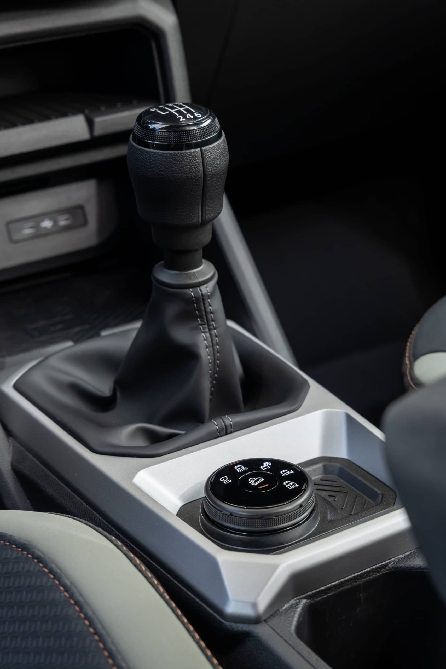 Vista cercana del sistema de transmisión manual del Dacia Duster.