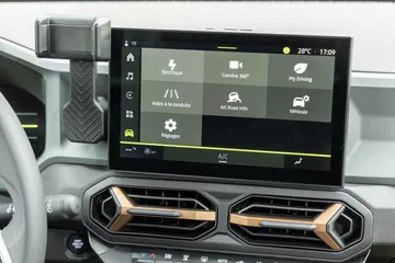 Vista de la pantalla táctil y controles de climatización del Dacia Duster.