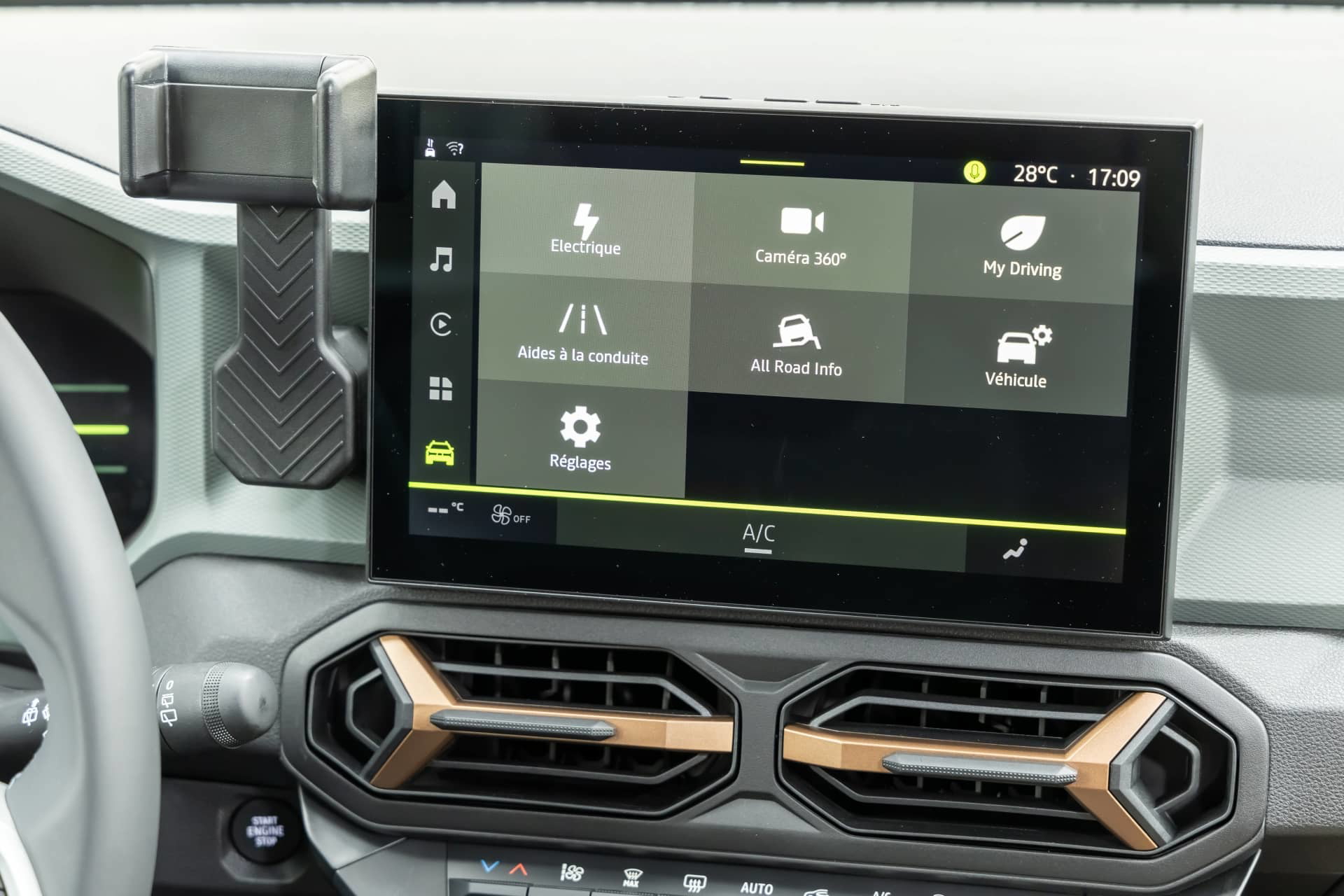 Vista de la pantalla táctil y controles de climatización del Dacia Duster.