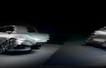 Vista lateral del Mercedes-Benz EQS, mostrando su diseño aerodinámico.