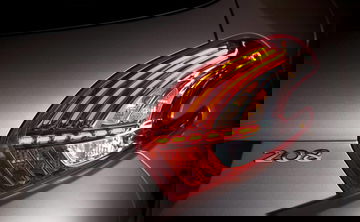 Primer plano de la distintiva luz trasera del Peugeot 208.