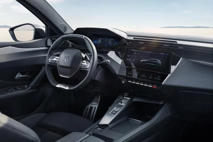 Vista del salpicadero tecnológico del Peugeot 308 e-style, con enfoque en la pantalla central.