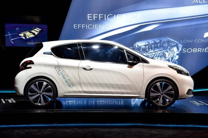 Vista lateral del Peugeot con tecnología híbrida de aire comprimido.