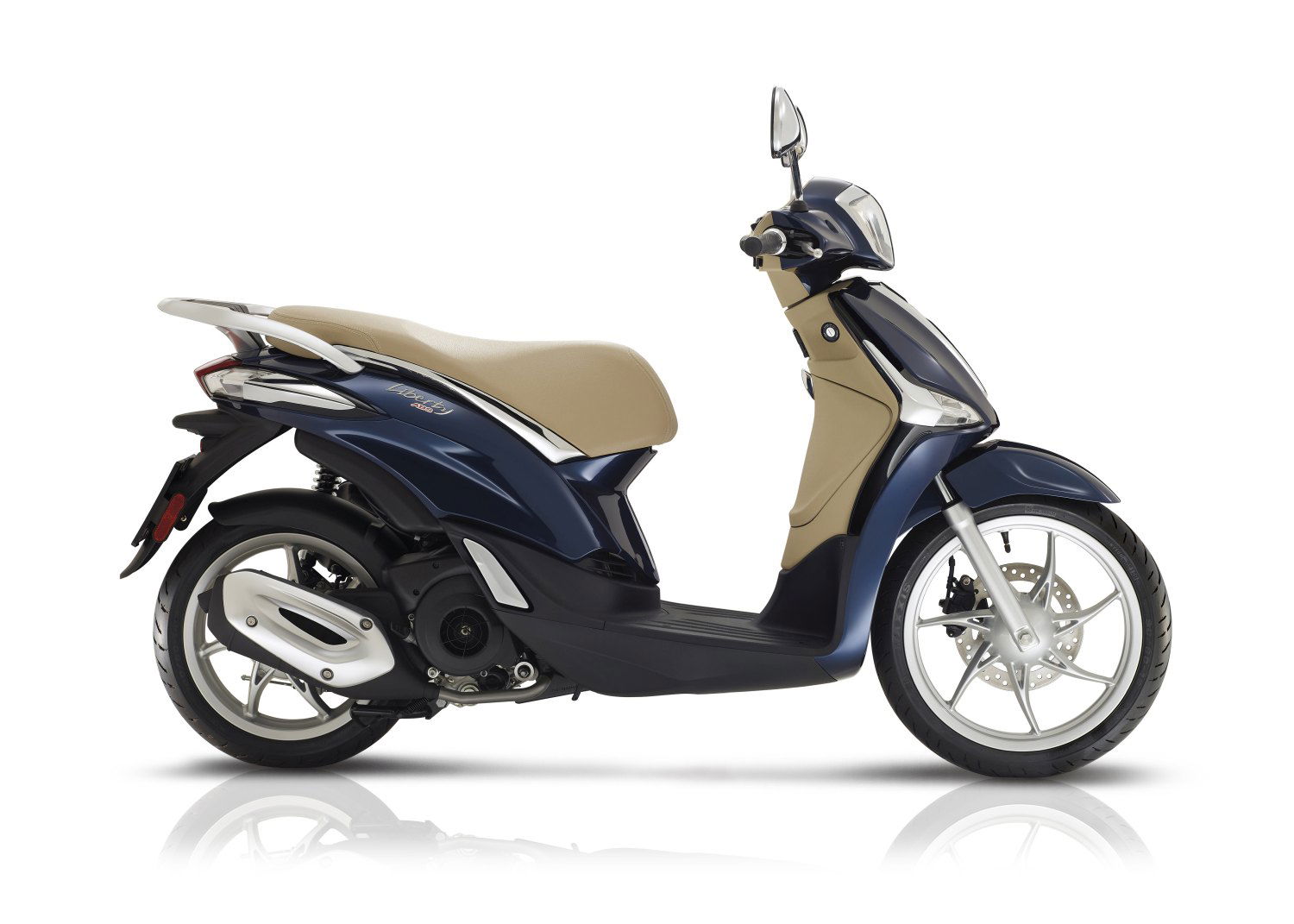 Vista lateral del Piaggio Liberty destacando su diseño compacto y urbano. Vista lateral del Piaggio Liberty destacando su diseño compacto y urbano.