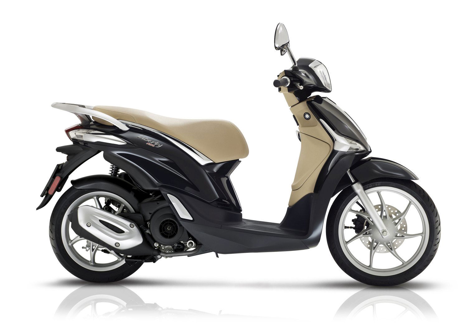 Vista lateral del scooter Piaggio Liberty, destacando su diseño urbano y compacto. Vista lateral del scooter Piaggio Liberty, destacando su diseño urbano y compacto.