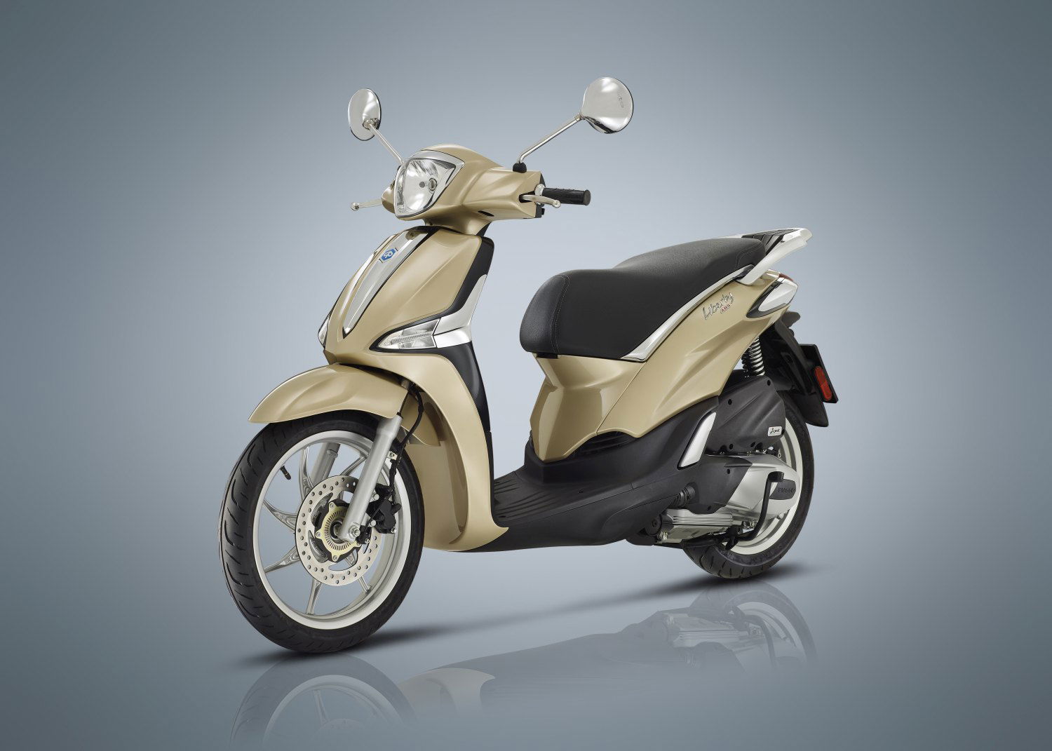 Vista lateral Piaggio Liberty, destacando su diseño aerodinámico y llantas elegantes. Vista lateral Piaggio Liberty, destacando su diseño aerodinámico y llantas elegantes.