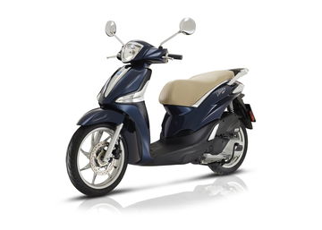 Vista lateral de un scooter Piaggio Liberty destacando su diseño aerodinámico y ruedas de aleación.