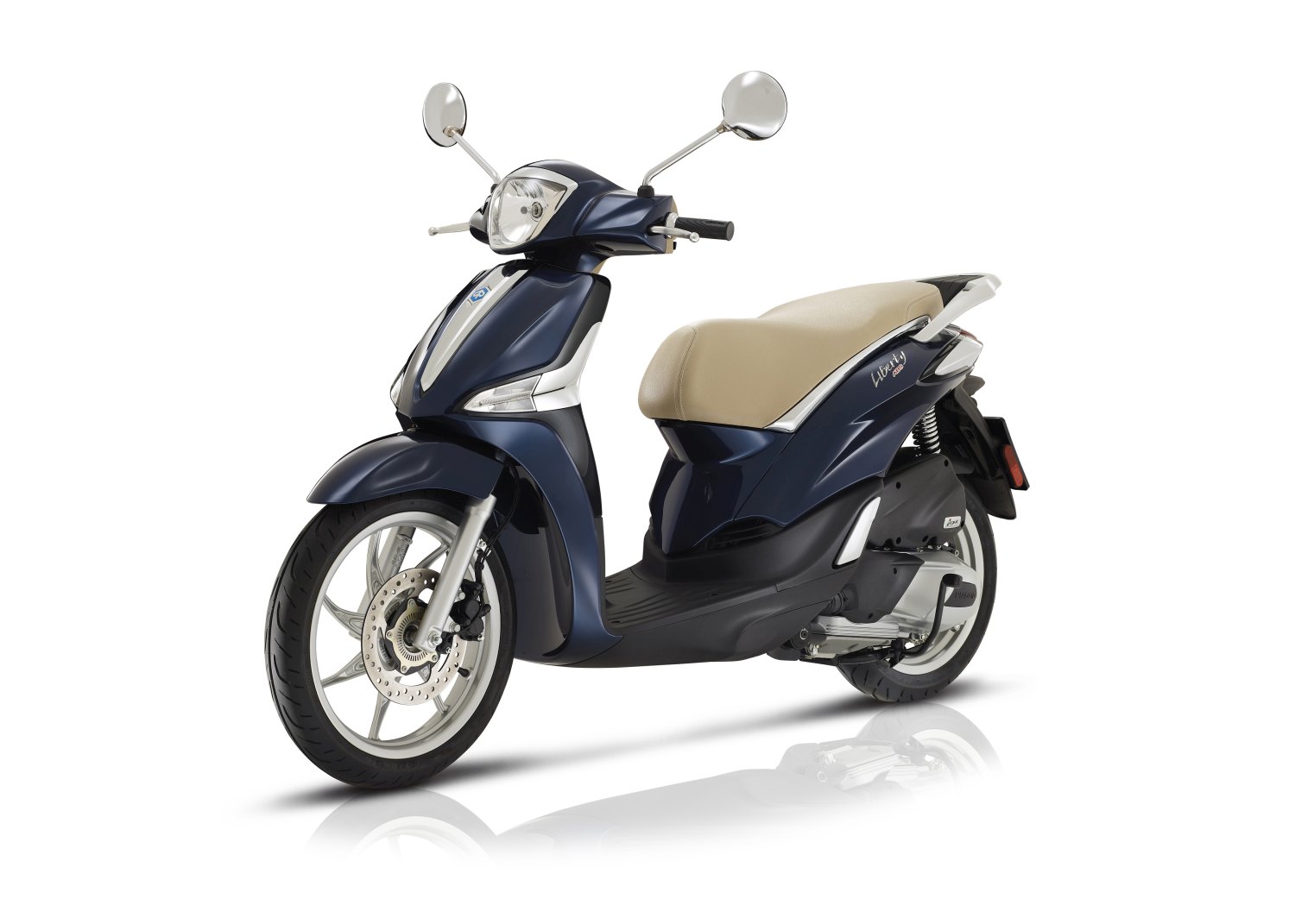Vista lateral de un scooter Piaggio Liberty destacando su diseño aerodinámico y ruedas de aleación.