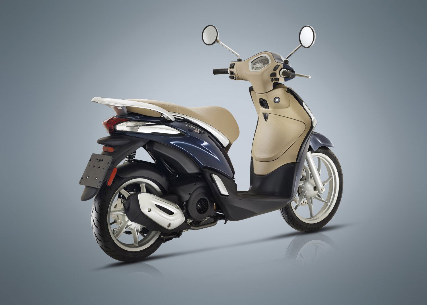 Vista lateral de la Piaggio Liberty resaltando su diseño urbano y compacto. Vista lateral de la Piaggio Liberty resaltando su diseño urbano y compacto.