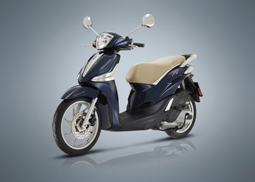 Vista lateral de la motocicleta Piaggio Liberty, mostrando su diseño aerodinámico.