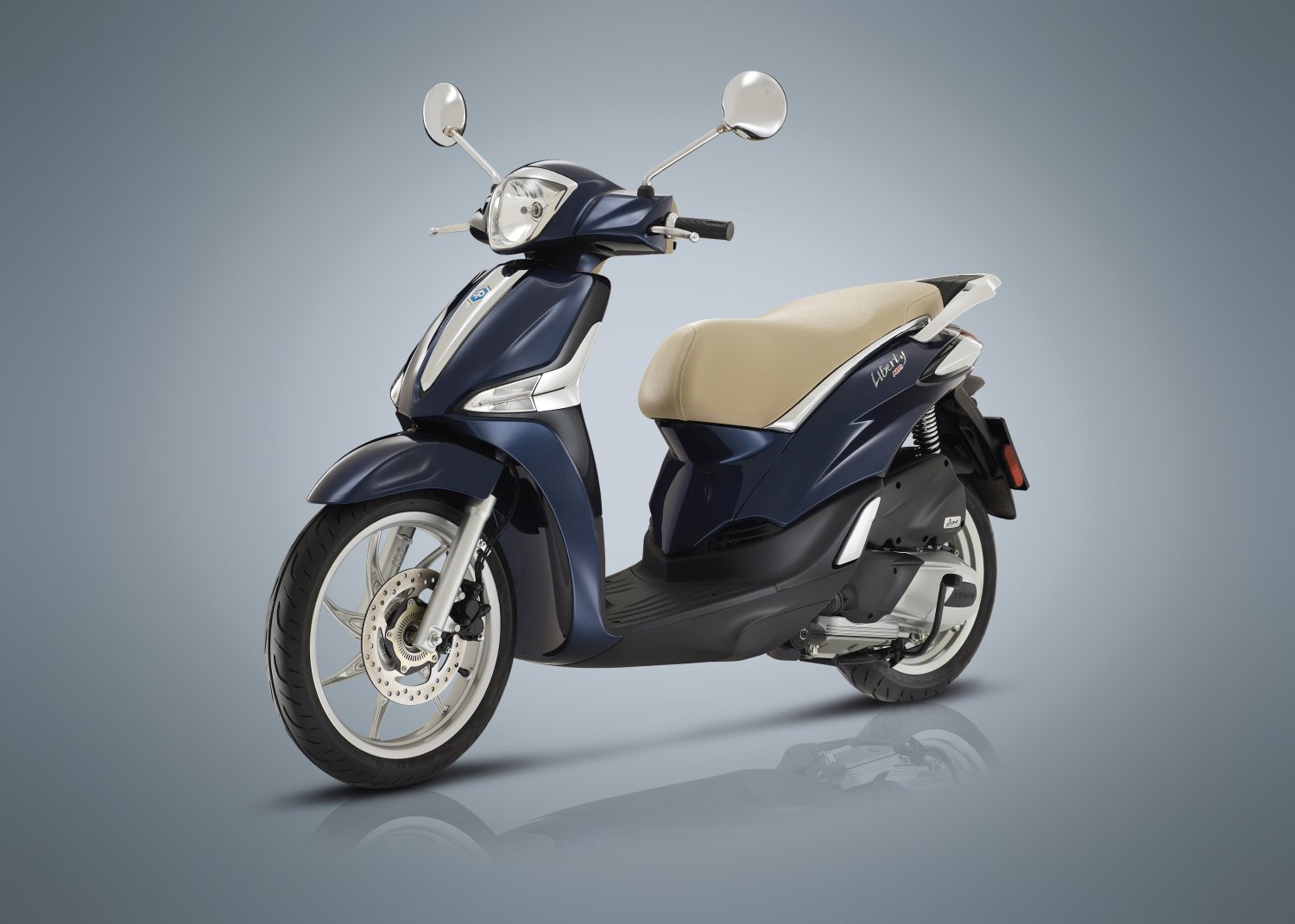 Vista lateral de la motocicleta Piaggio Liberty, mostrando su diseño aerodinámico.