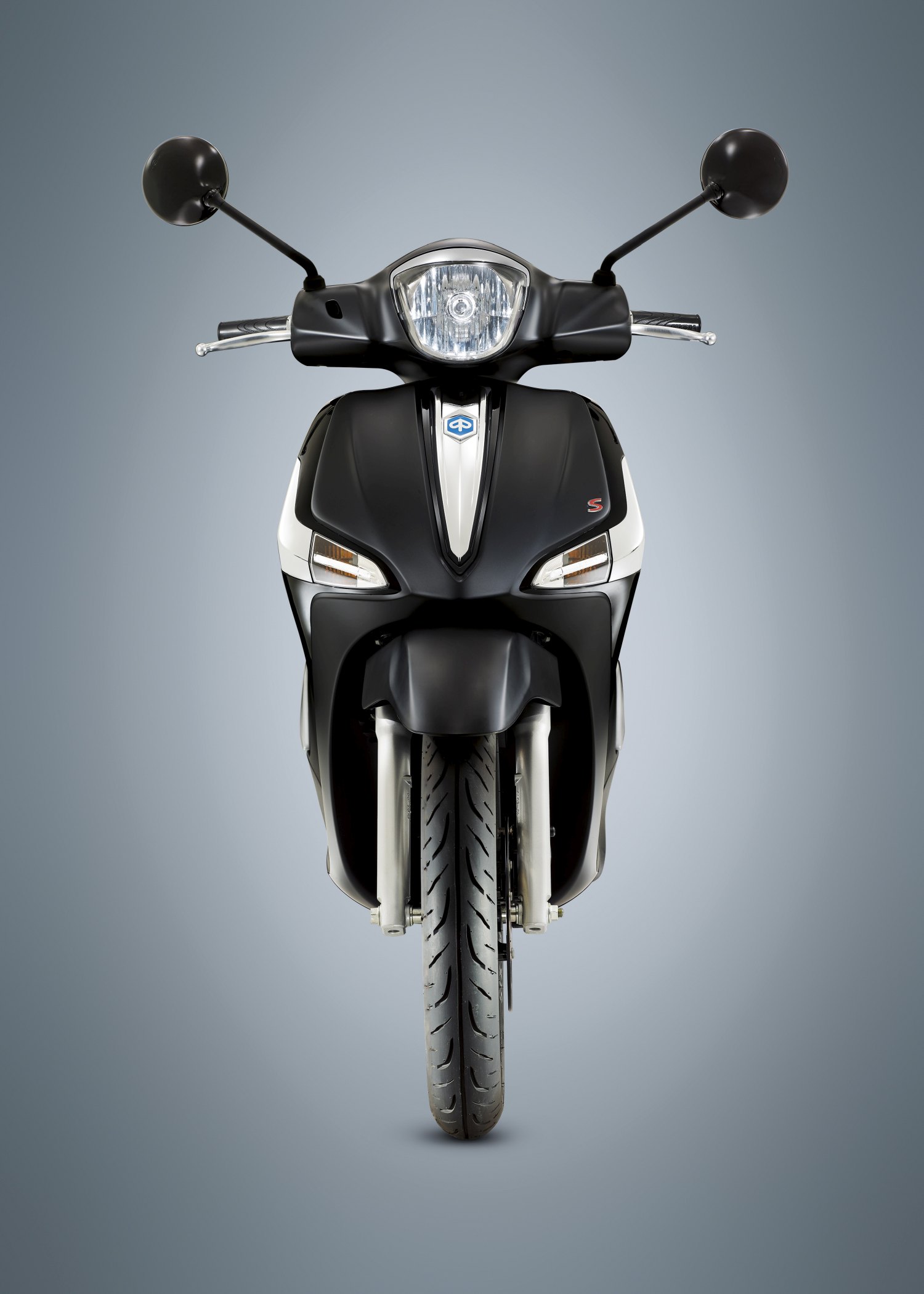 Vista frontal del icónico scooter Piaggio Liberty 20 mostrando su diseño elegante y faro distintivo.
