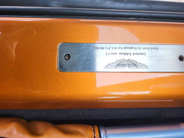 Placa de identificación de Aston Martin, atestiguando medio millón de kilómetros recorridos.