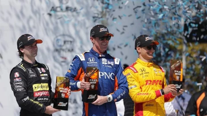 Pilotos celebrando en el podio del Gran Premio de Long Beach IndyCar 2024.