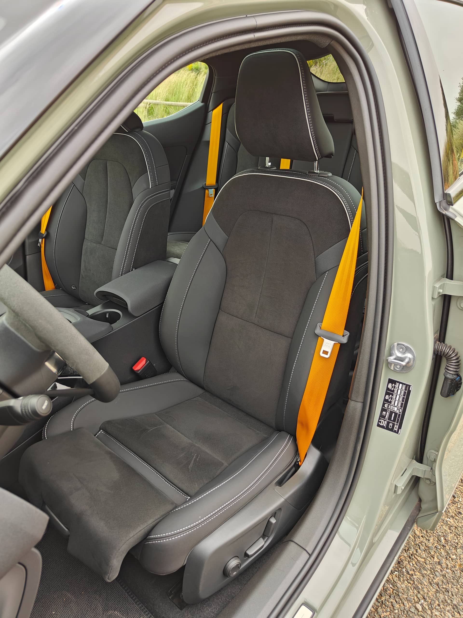 Vista lateral de los asientos deportivos del Polestar 2 BST Edition 230, con detalles en color naranja.