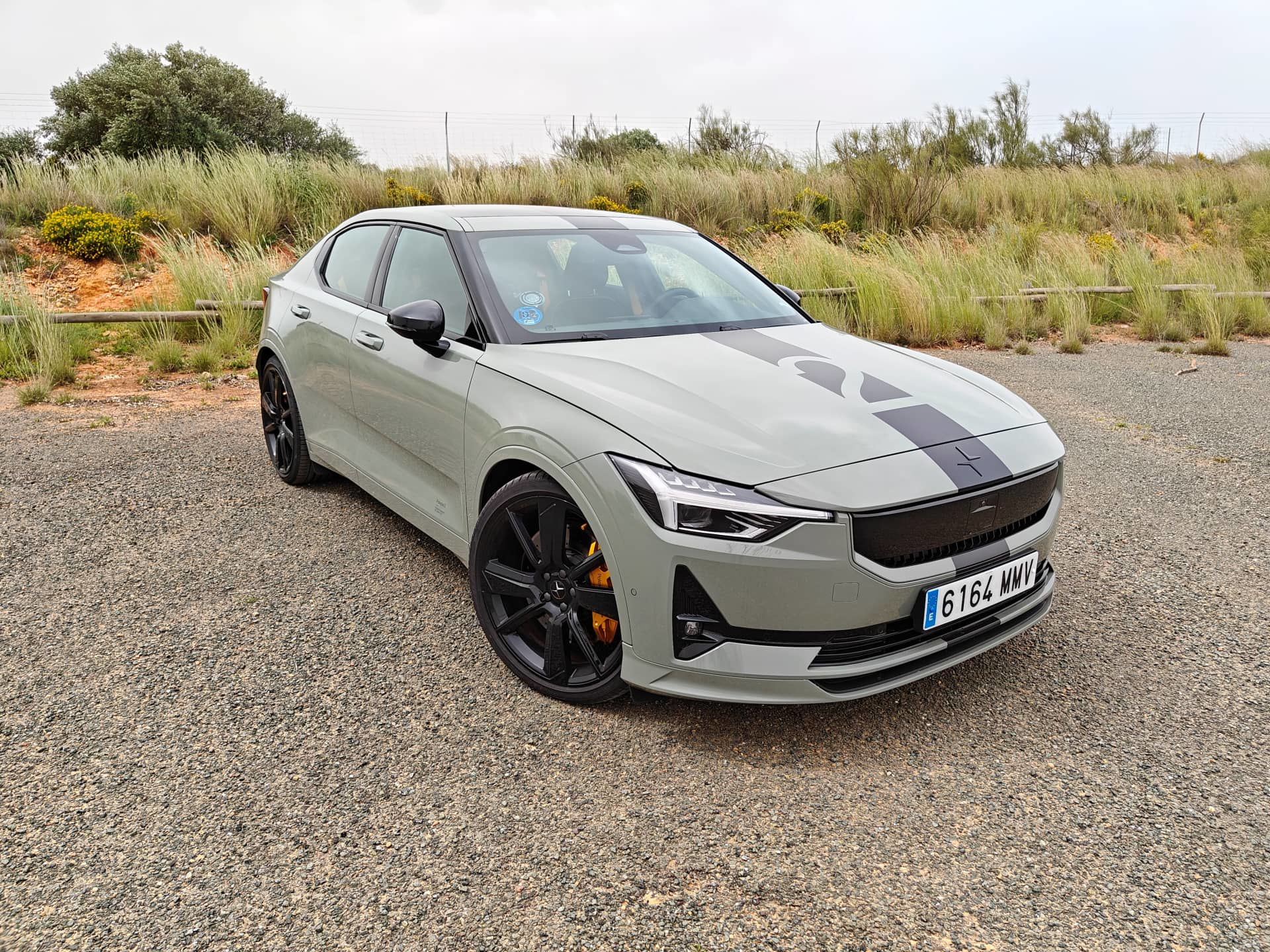 Vista delantera y lateral del Polestar 2 BST Edition 230, mostrando su estética deportiva
