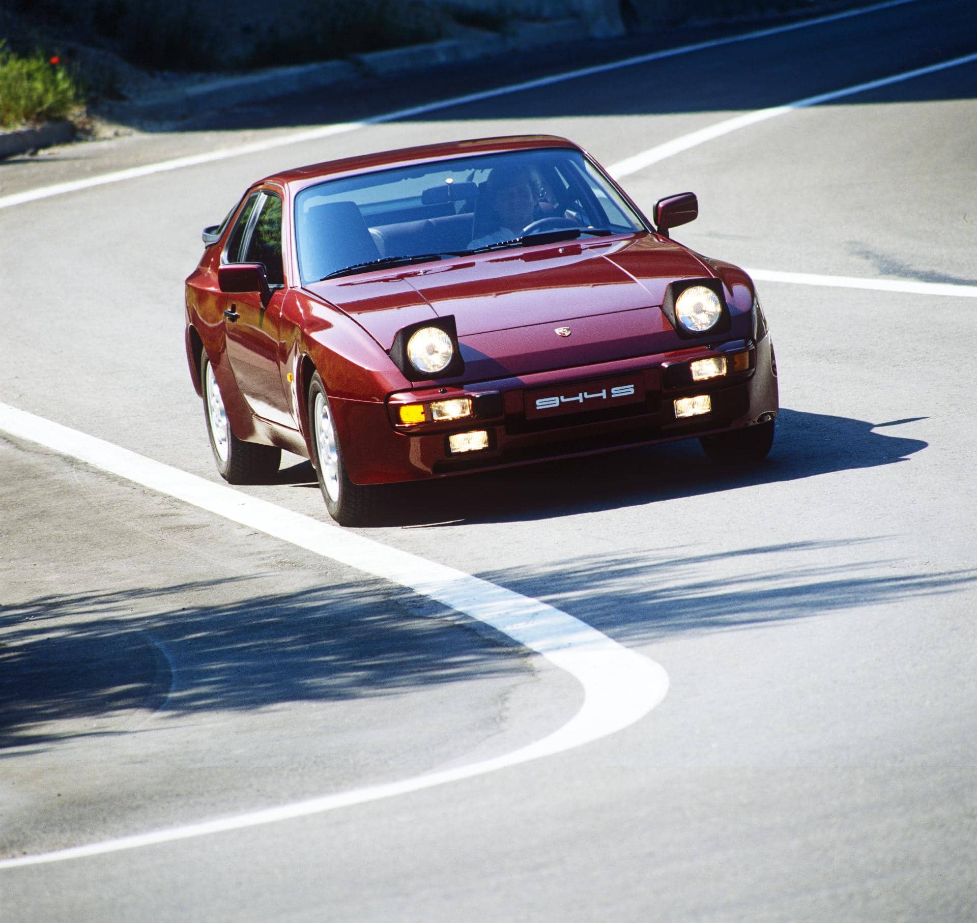 Vista dinámica del Porsche 944 S enfatizando su diseño deportivo.