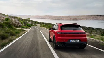 Vista dinámica del Porsche Cayenne GTS 2024 mostrando su potente silueta.