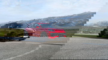 Vista lateral del Porsche Cayenne GTS 2024 mostrando su diseño dinámico y deportivo.
