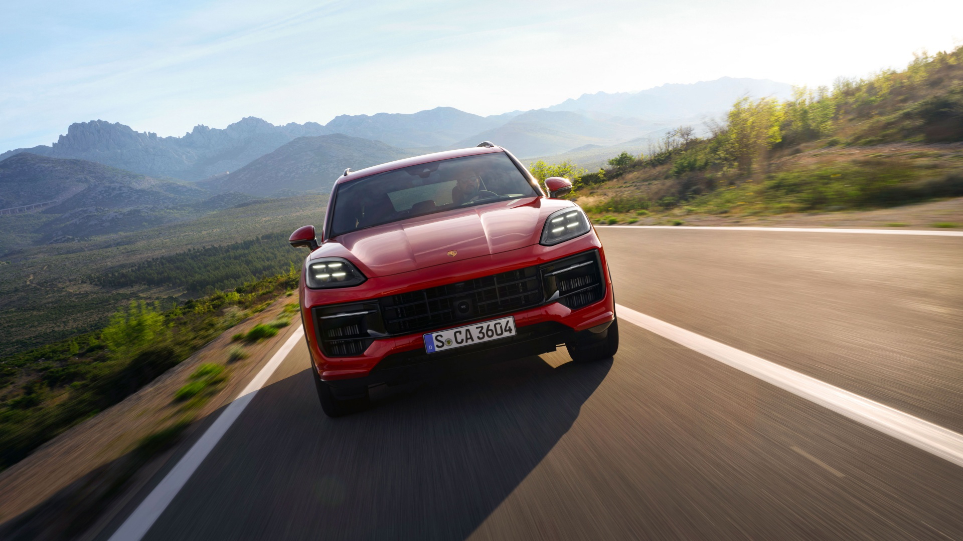 Vista dinámica del Porsche Cayenne GTS 2024 en carretera