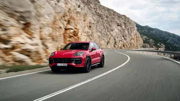 Vista dinámica del Porsche Cayenne GTS 2024 en carretera de montaña