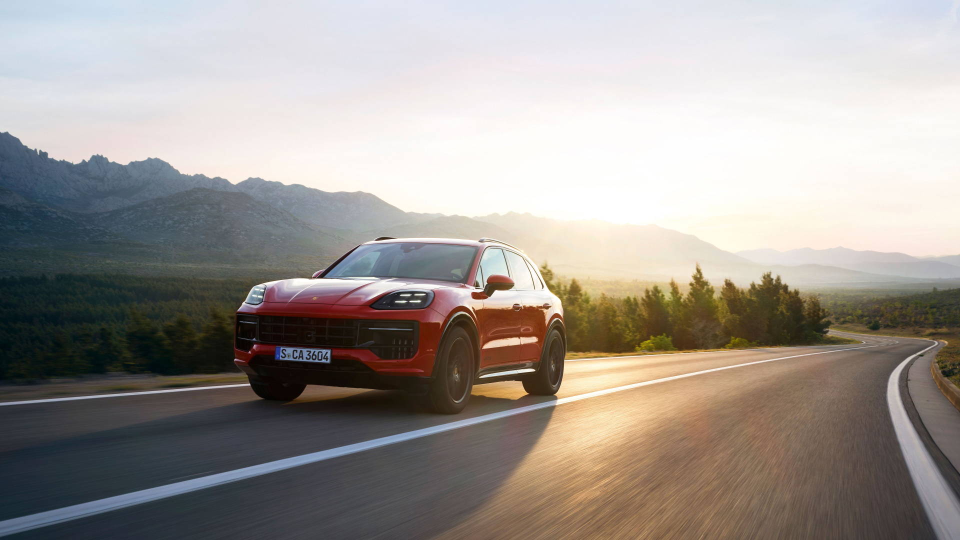 Porsche Cayenne GTS 2024 captado en todo su esplendor en carretera abierta.