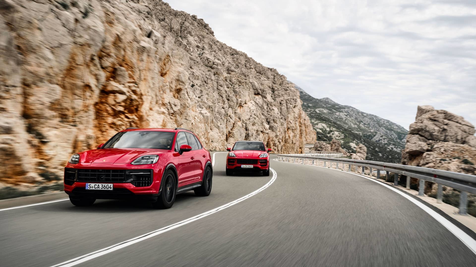 Dos Porsche Cayenne GTS 2024 en movimiento por carretera de montaña