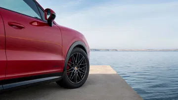 Vista lateral del Porsche Cayenne GTS 2024 mostrando su diseño y llantas deportivas.