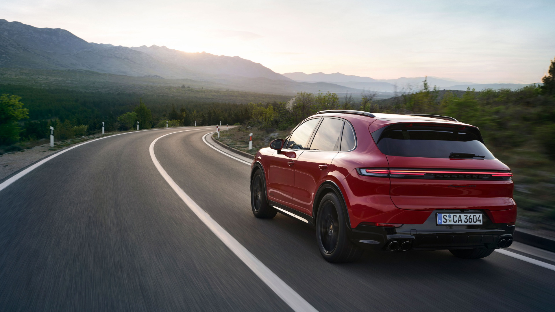 Vista dinámica del Porsche Cayenne GTS 2024 en carretera abierta.