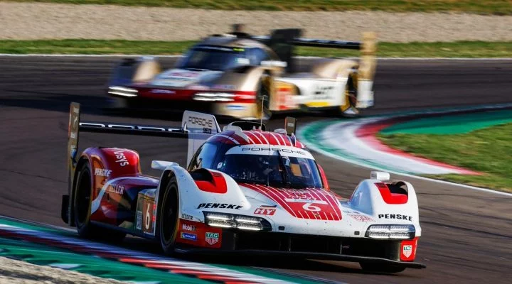 Porsche de competición tomando curva en Imola con precisión y velocidad