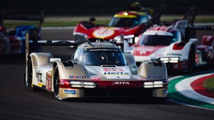 Porsche de competición en acción durante el evento en Imola