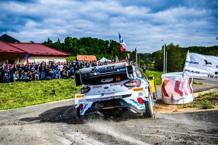 Acción vibrante del Ford Puma Rally1 en el WRC de Croacia 2024.