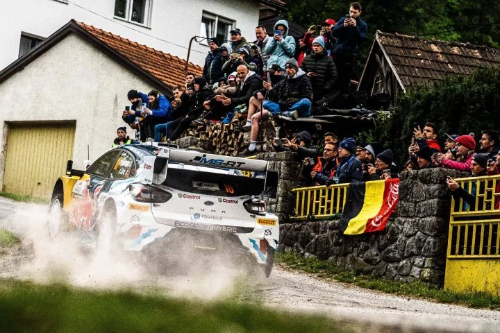 Máxima acción en el Rally de Croacia 2024, un WRC mostrando su capacidad en terreno de grava.