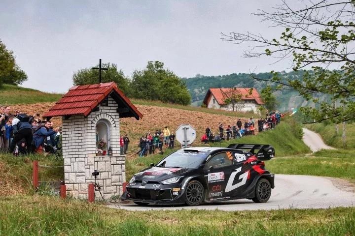 Vehiculo de competición marca Subaru en plena acción en el Rally de Croacia 2024.