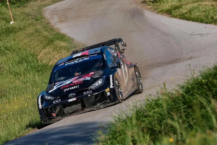 Toyota Yaris WRC abriéndose paso en el Rally de Croacia 2024 con destreza.