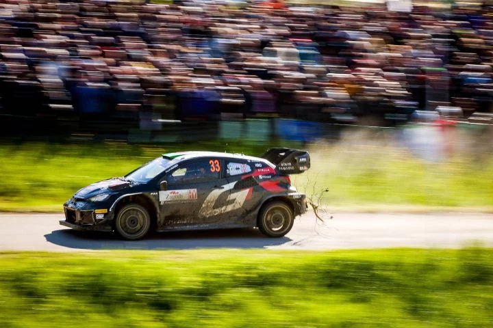 Vehículo de rally en acción durante la final del WRC en Croacia 2024, demostrando gran destreza y velocidad.