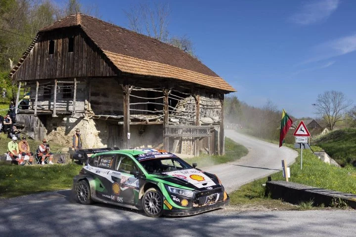 Competidor realizando una etapa del Rally de Croacia 2024 con técnica depurada.