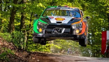 El Hyundai i20 WRC desafía la gravedad en un salto del Rally de Croacia 2024.
