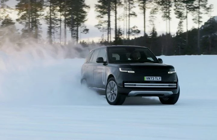 Vistazo dinámico del nuevo Range Rover eléctrico en pruebas sobre nieve.