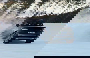 Vistazo dinámico del nuevo Range Rover eléctrico en pruebas sobre nieve.