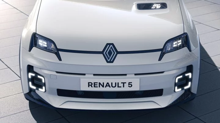 Vista frontal del Renault 5 Roland Garros, destacando su diseño renovado y luces LED