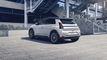 Vista trasera y lateral del Renault 5 Roland Garros edición 2025, destacando su diseño contemporáneo.